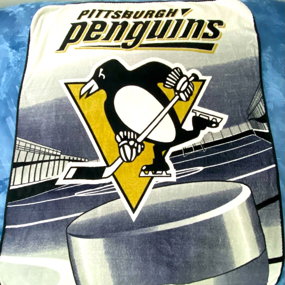 Pittsburgh Penguins 4’ X 5’ NHL Plush Throw Blanket